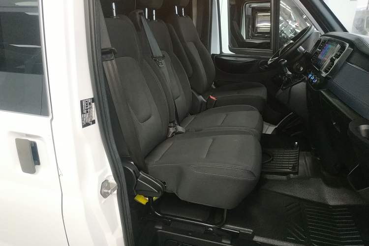 Used JMC Fushun 2023 2.0T Manual Short-Wheelbase Mid-Height Commercial Multi-Purpose 5-Seater Passenger Vehicle
