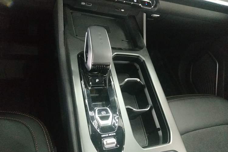 Used Geely Auto Haoyue L 2025 2.0T DCT Luxury Edition
