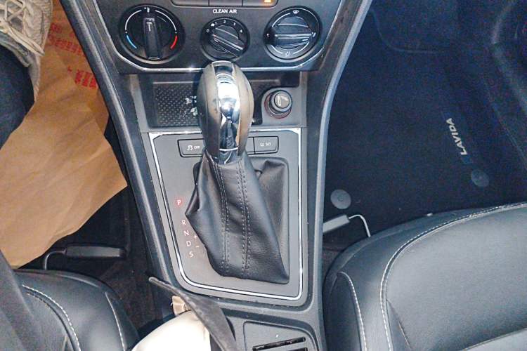 Used Volkswagen Lavida 2015 1.6L Automatic Comfort Edition
