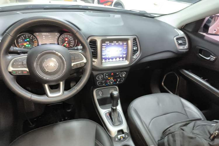 Used  Compass 2017 200T Automatic Family Edition
