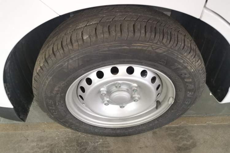 Used Wuling Yangguang 2025 Model 310KM Bus Edition—Customized by CATL
