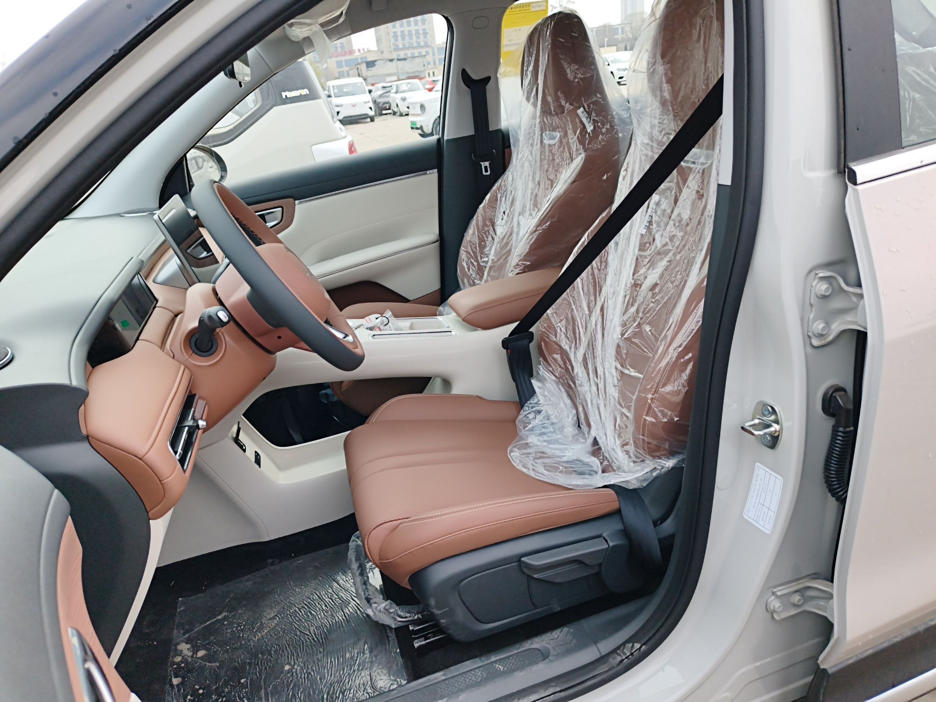 المقاعد الأمامية داخل السيارة