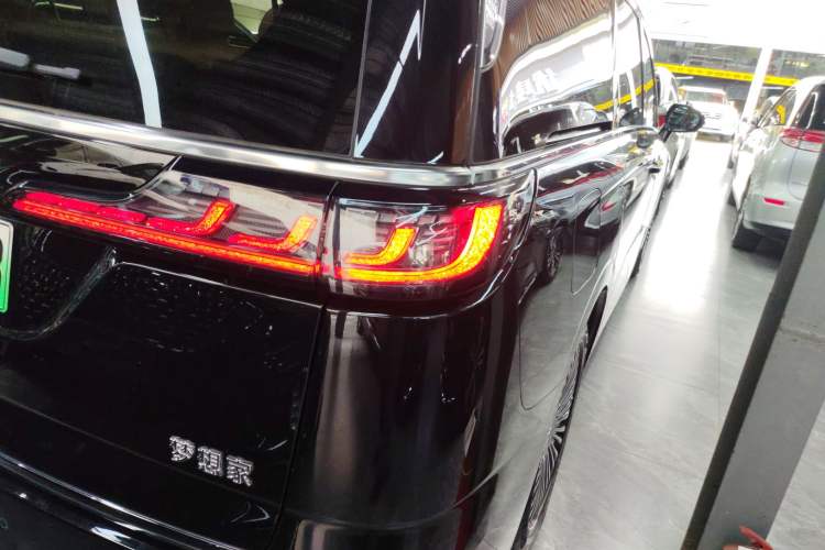 Used VOYAH Dream 2025 PHEV Four-Wheel Drive Prestige Kunpeng Edition
