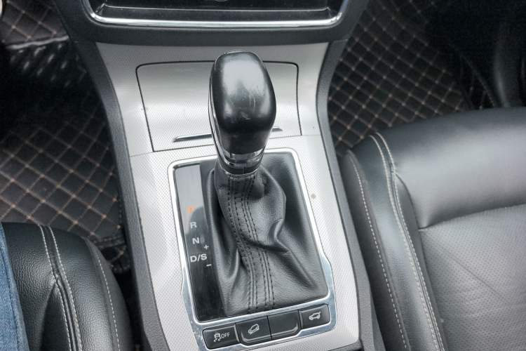 Used Roewe RX5 2016 30T Two-Wheel Drive Automatic Internet Smart Edition
