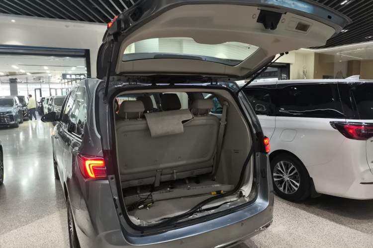 Used Buick GL8 2023 Land Executive Class Comfort Model
