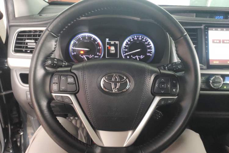 Used Toyota Highlander 2018 2.0T Four-Wheel Drive Luxury Version 7 Seats China VI Standard
