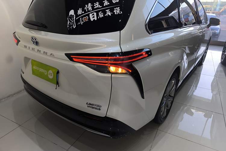 Used Toyota Sienna 2023 2.5L Hybrid Deluxe Edition