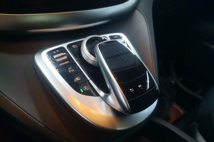 Used Mercedes-Benz V-Class 2018 V 260 Avantgarde Edition China VI
