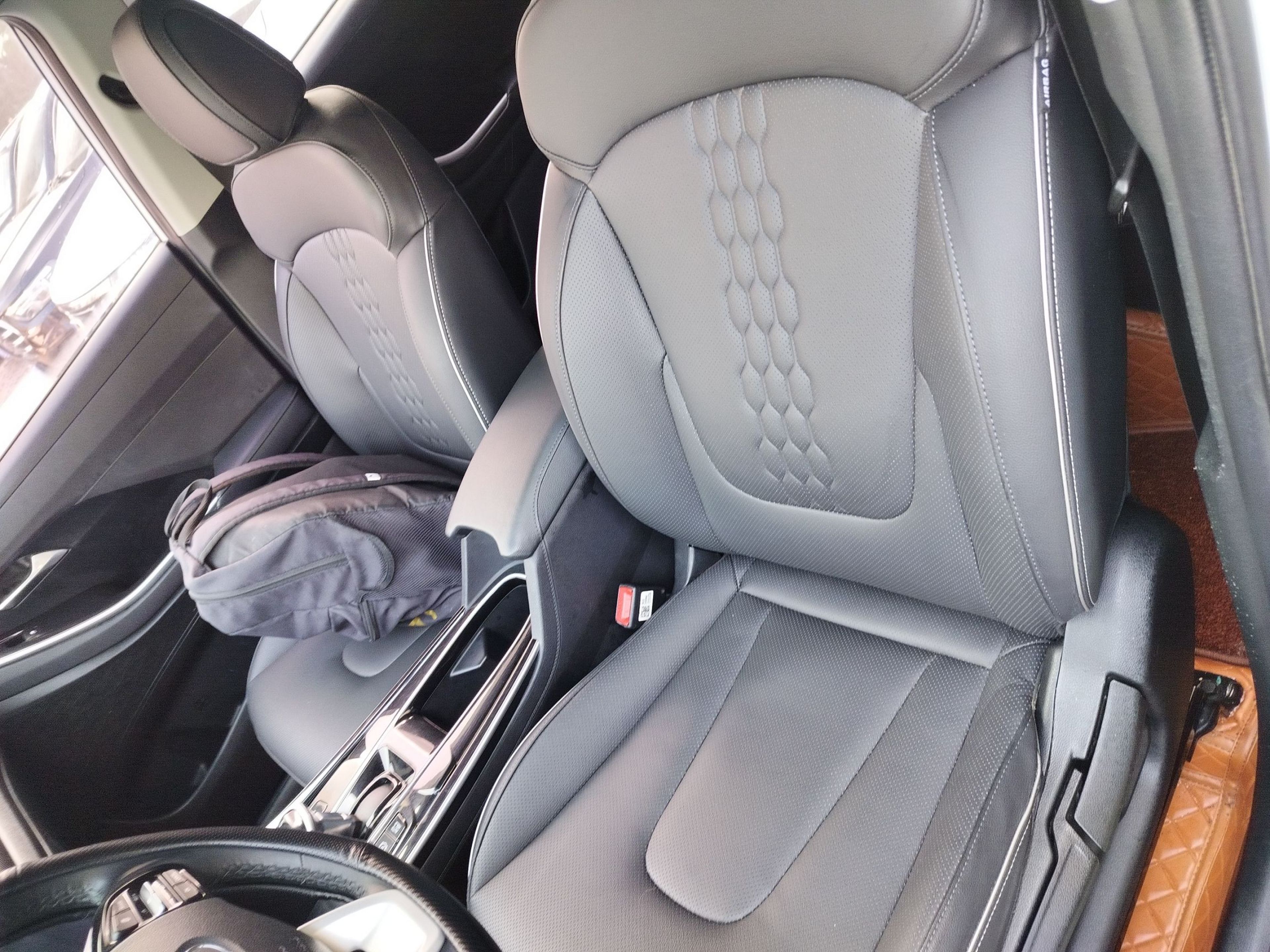 Переднее сиденье в автомобиле