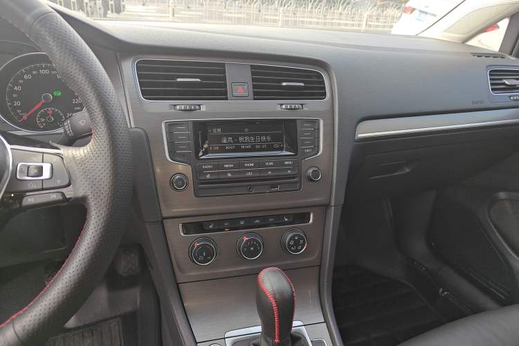 Used Volkswagen Golf 2014 1.4TSI Automatic Luxury Model
