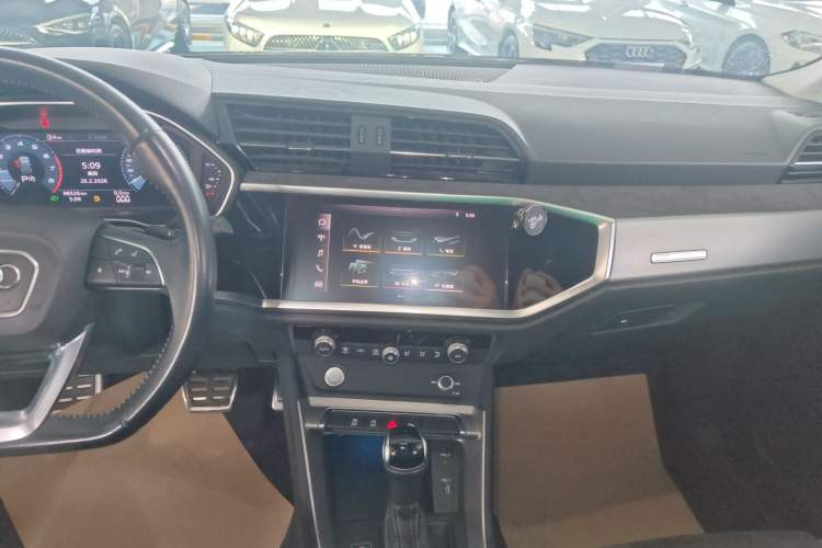 Used Audi Q3 2019 40 TFSI Fashion Dynamic Model