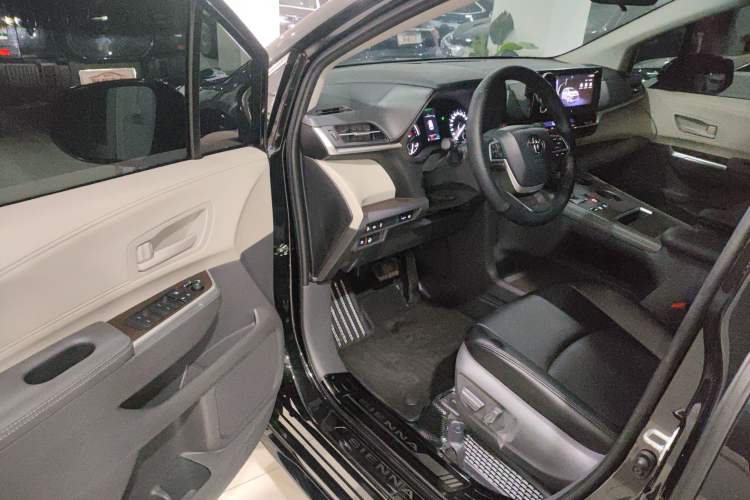 Used Toyota Sienna 2024 2.5L Hybrid Comfort Edition
