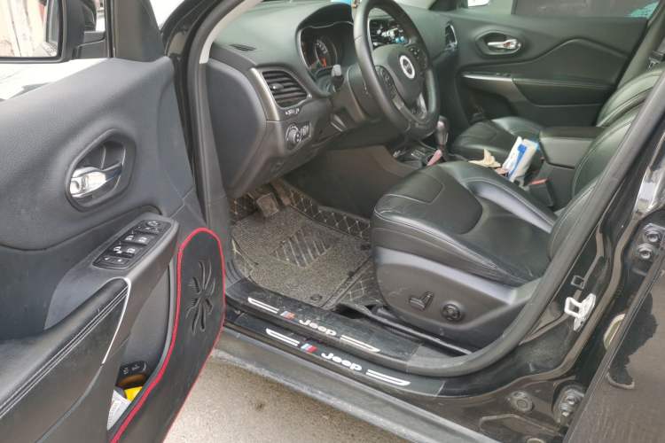 Used Jeep Cherokee 2019 2.0T Two-Wheel Drive Smart Enjoyment Version China VI
