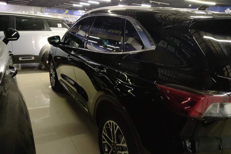 Used Ford Escape 2020 EcoBoost 245 Two-Wheel-Drive Titanium Edition
