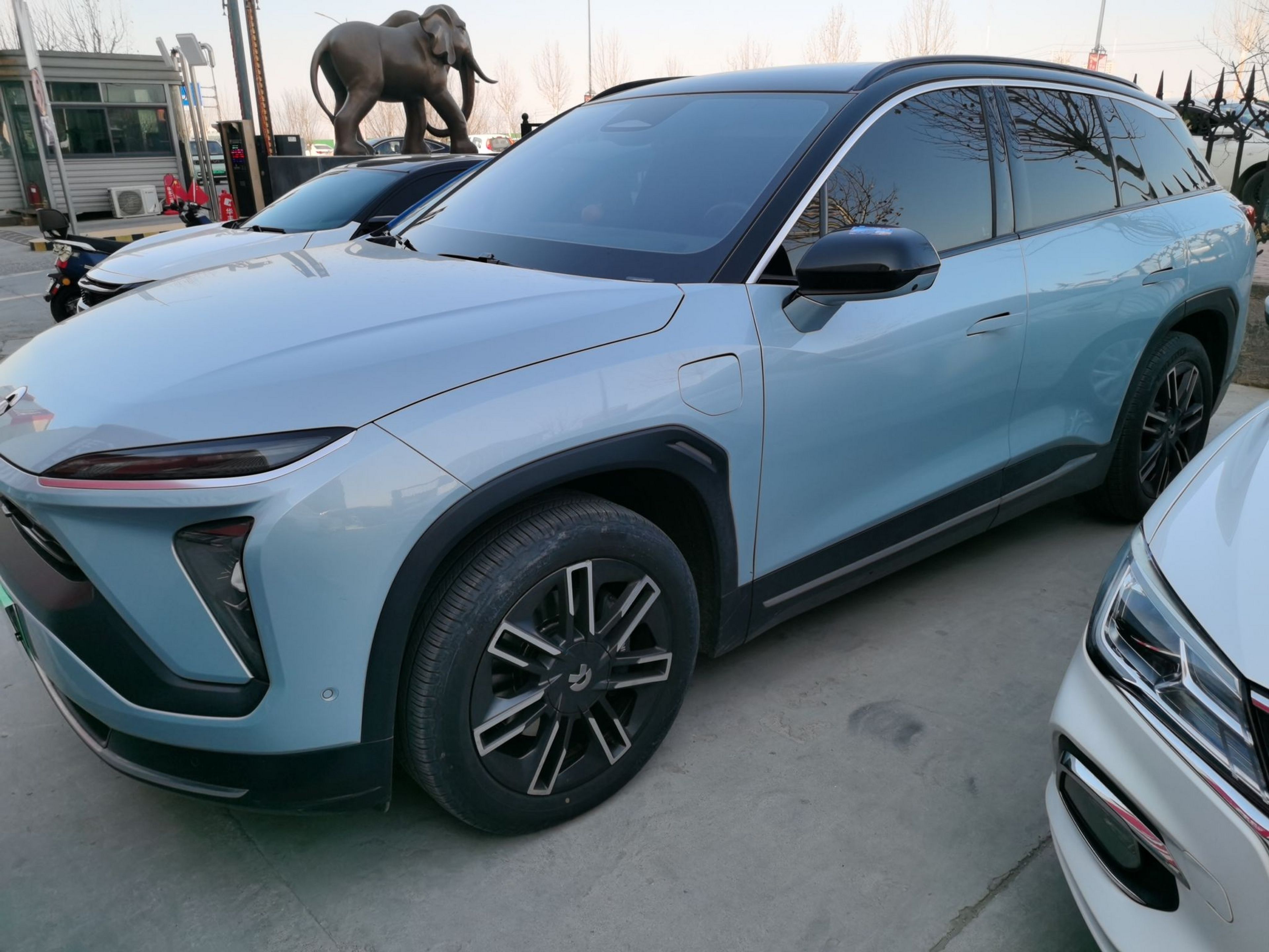 Под передней частью автомобиля