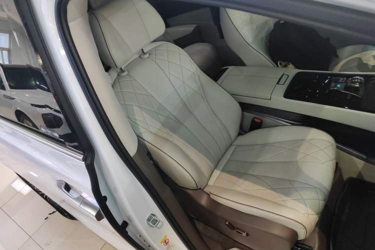 Used Denza D9 2022 DM-i 970 Four-Wheel Drive Prestige Model
