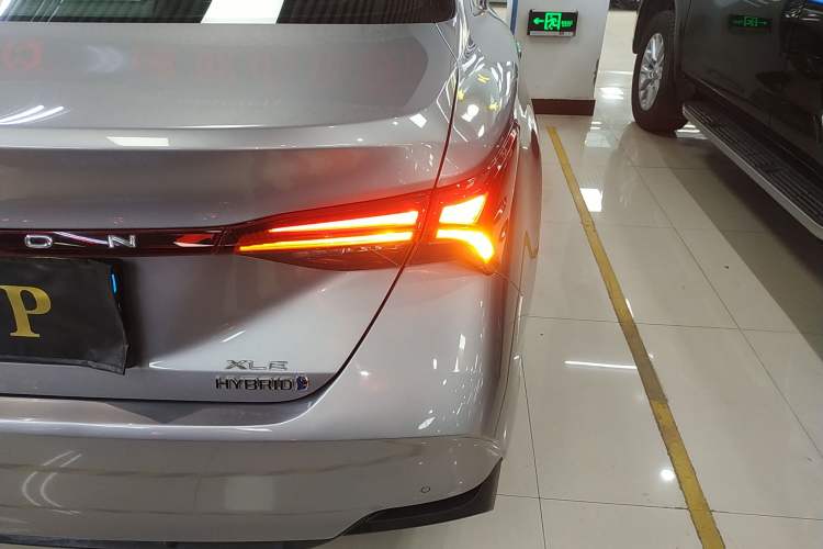 Used Toyota Avalon 2019 Dual-Engine 2.5L XLE Prestige Version China VI Standard
