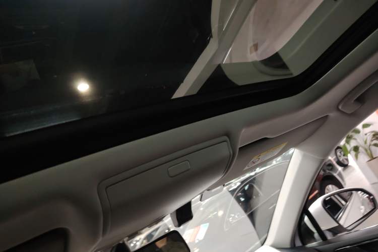 Used Volkswagen Tiguan L 2019 Updated Version 330TSI Automatic Two-Wheel Drive Panoramic Comfort Edition China VI Standard
