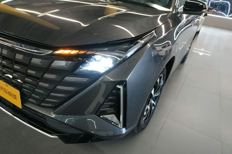 Used Changan UNI-Z New Energy 2024 Blue Whale Smart Electric iDD 125km Beyond Edition
