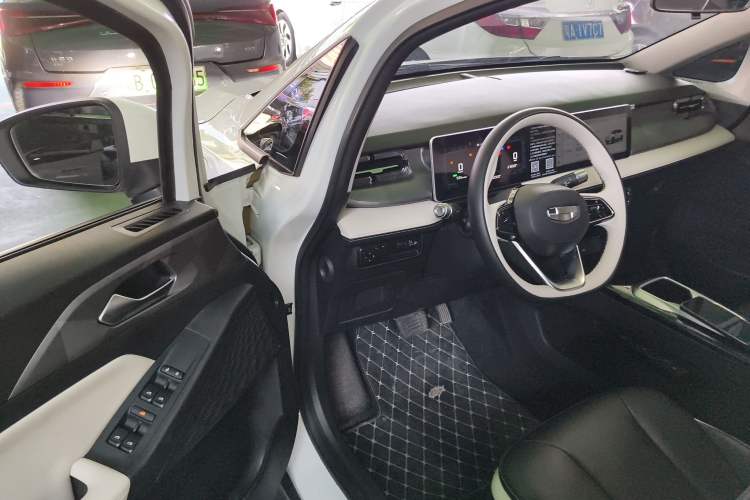 Used Geometry E Firefly 2024 401 km Fluorescent
