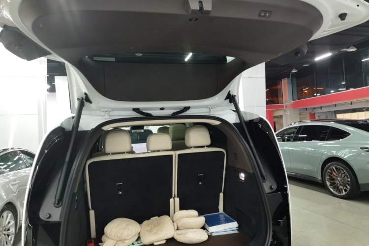 Used Li Auto MEGA 2024 Ultra Model
