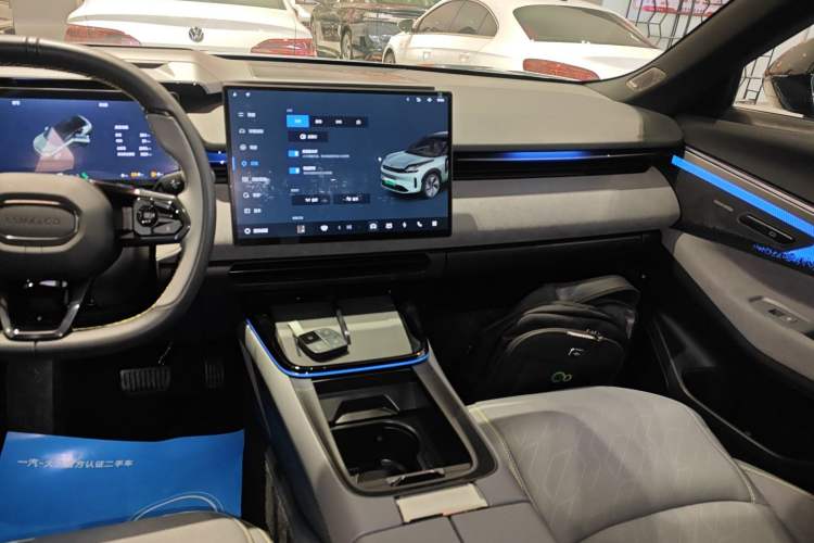 Used Lynk & Co 08 EM-P 2025 220 km All-Wheel-Drive Performance Halo
