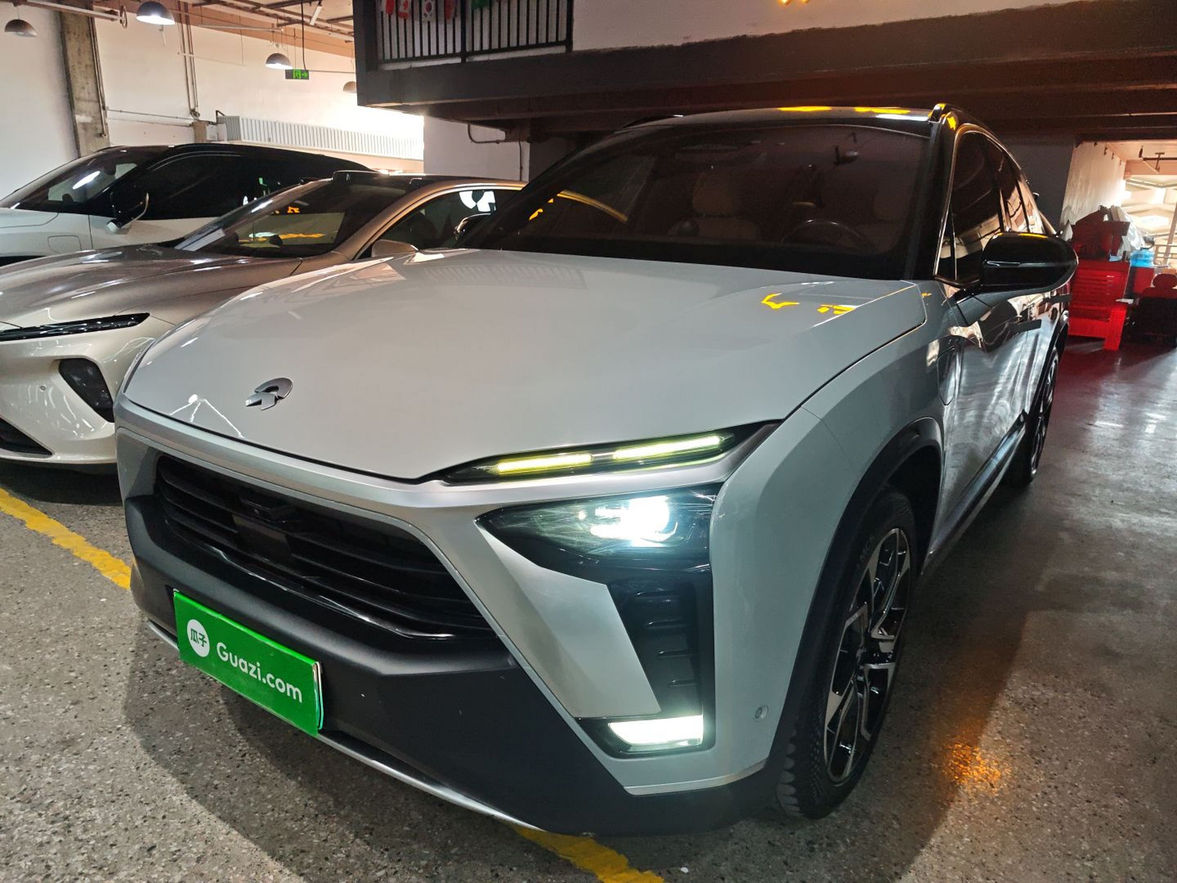 Под передней частью автомобиля