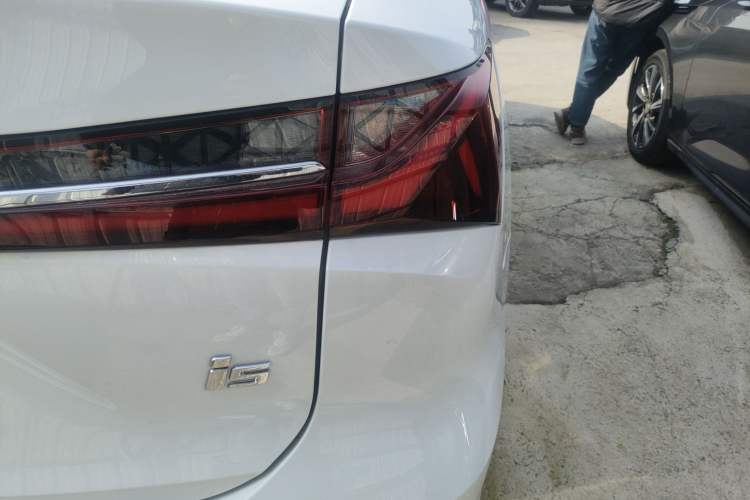 Used Roewe i5 
