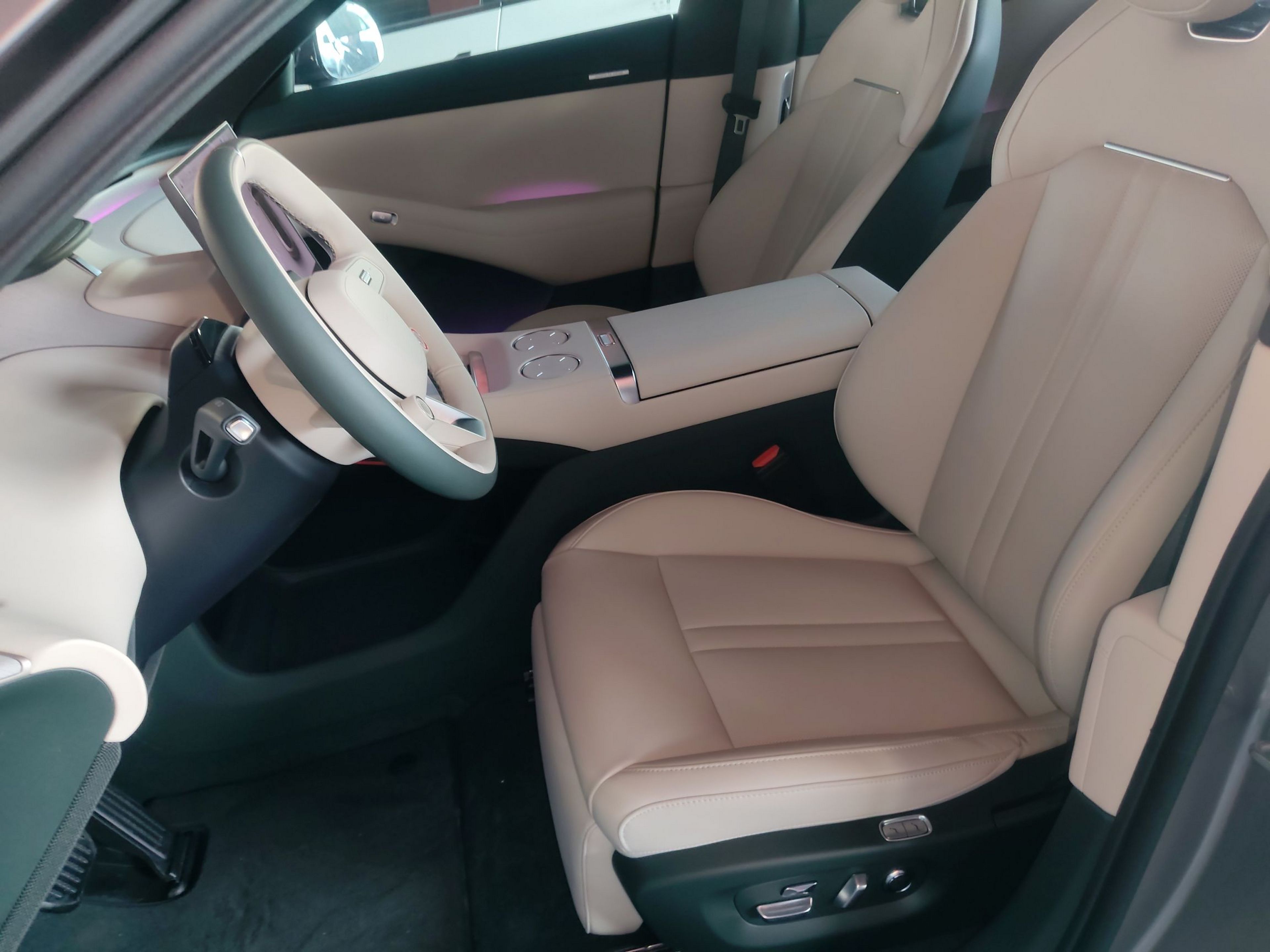 المقاعد الأمامية داخل السيارة