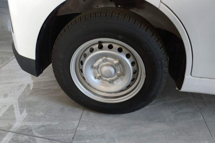 Used Wuling Yangguang 2024 300KM Comfort Version Passenger Van 75kW
