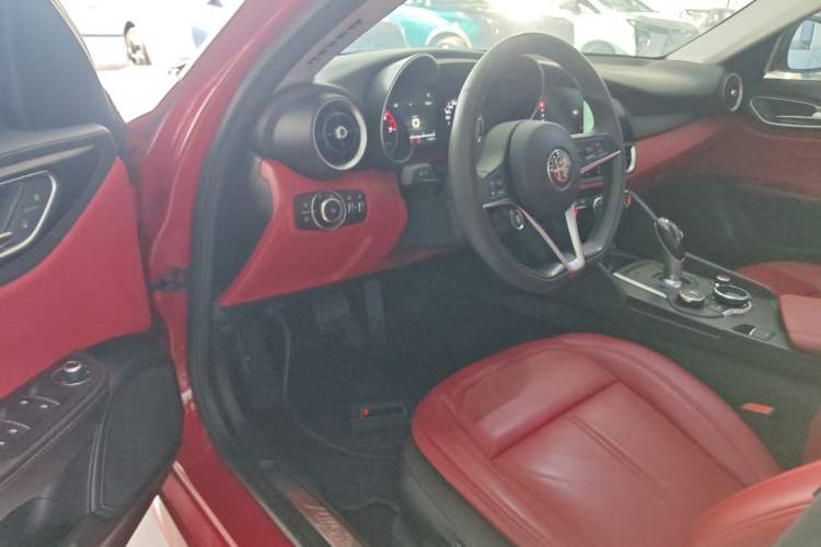 Used Alfa Romeo Giulia 2017 2.0T 200HP Luxury Edition
