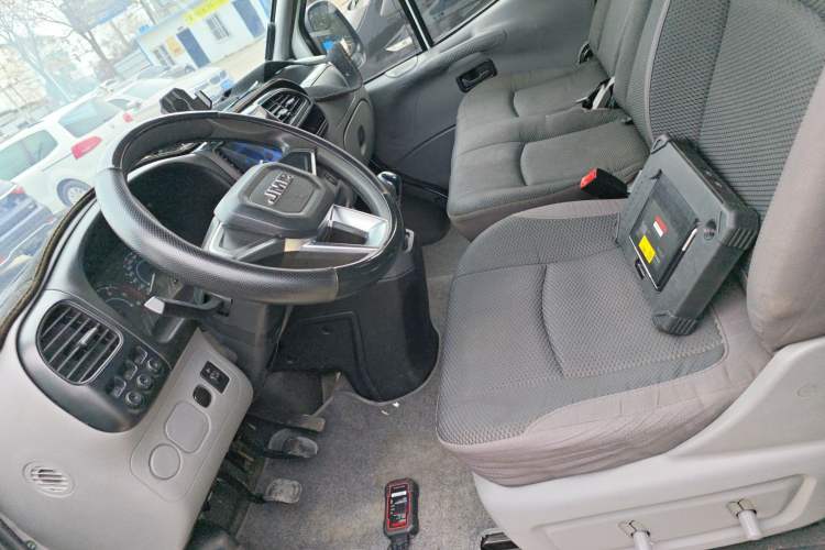 Used JMC Transit 2019 2.8T Commercial Version Short Wheelbase Mid-Roof 6-Seater China VI JX493