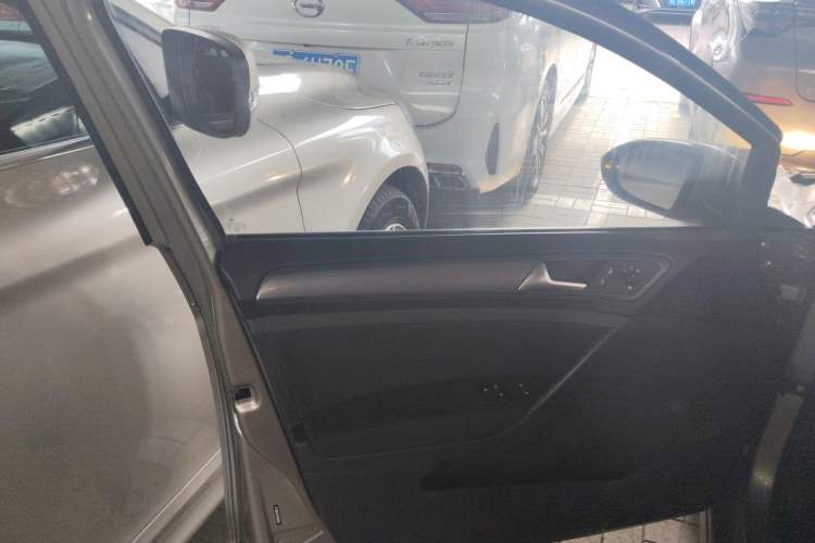 Used Volkswagen Golf 2016 1.6L Automatic Fashion Model
