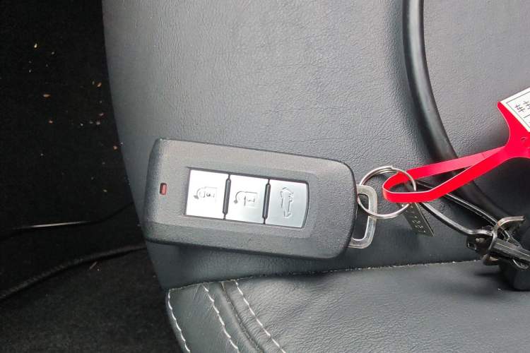 Used Mitsubishi Outlander 2019 2.4L 4x4 Zhi Xiang Edition 7 Seats China VI Standard
