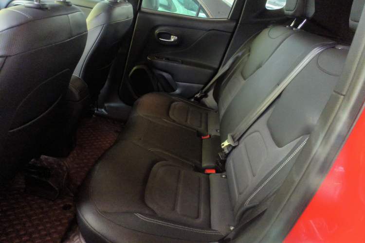 Used  Renegade 2019 220T Automatic Elite Edition
