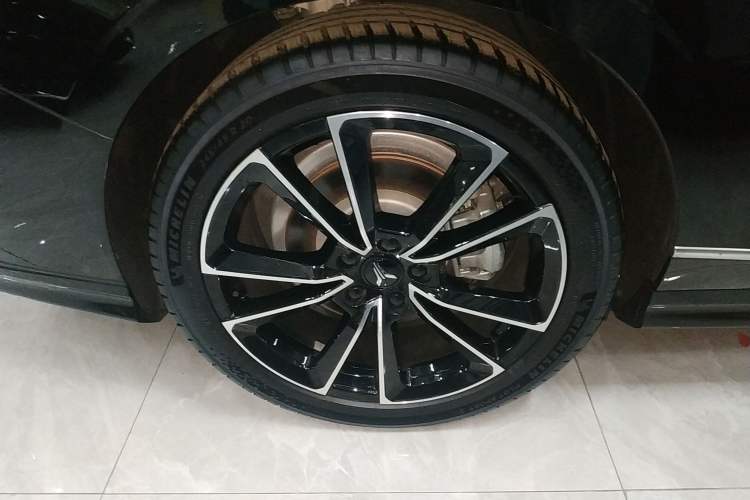 Used VOYAH PASSION 2024 PHEV Four-Wheel Drive Ultra-Long Range Flagship Model
