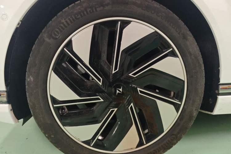 Used  eπ008 2024 210Max Range-Extended Version 6 Seats
