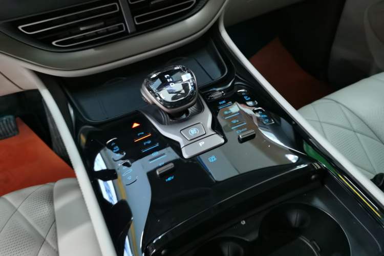 Used Denza D9 2022 DM-i 970 Four-Wheel Drive Flagship Model
