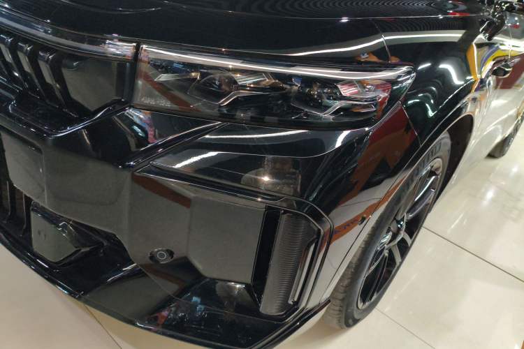 Used VOYAH FREE 2025 318 259 km All-Wheel-Drive Exploration Edition
