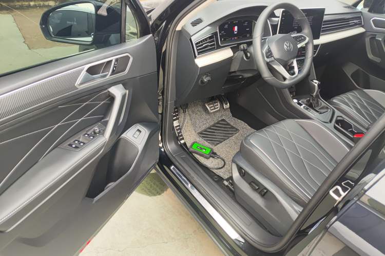 Used Volkswagen Tiguan L 2024 Outstanding Model 330TSI Automatic Two-Wheel Drive R-Line Dragon Glory Edition
