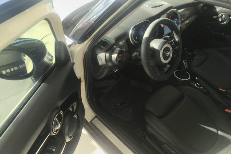 Used  MINI 2022 1.5T COOPER Classic Edition Five-Door Version
