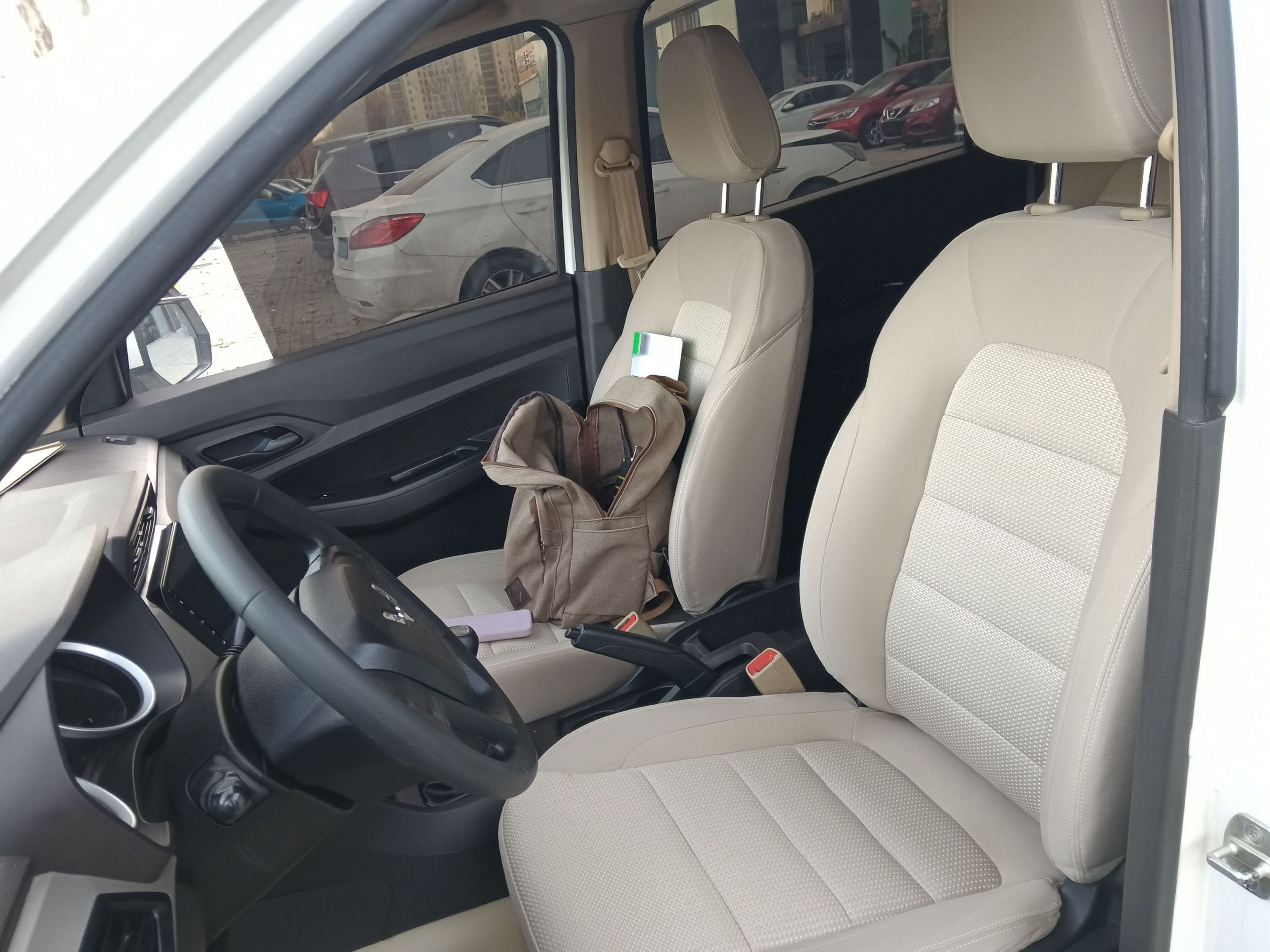 المقاعد الأمامية داخل السيارة