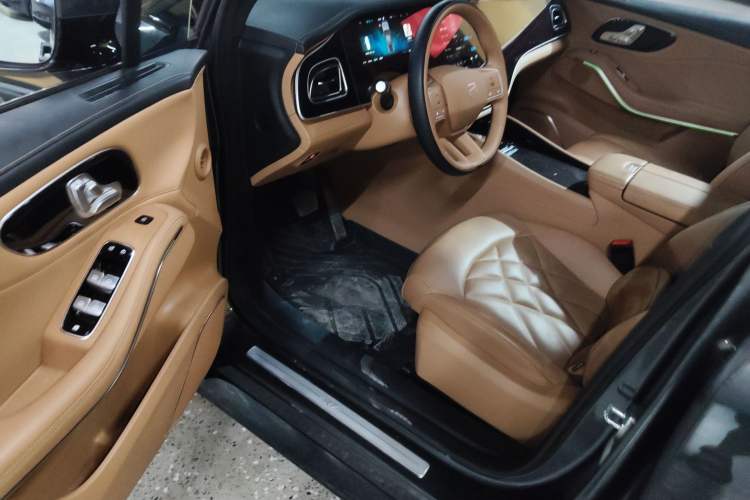 Used  R7 2023 Rear-Drive Screen King Edition
