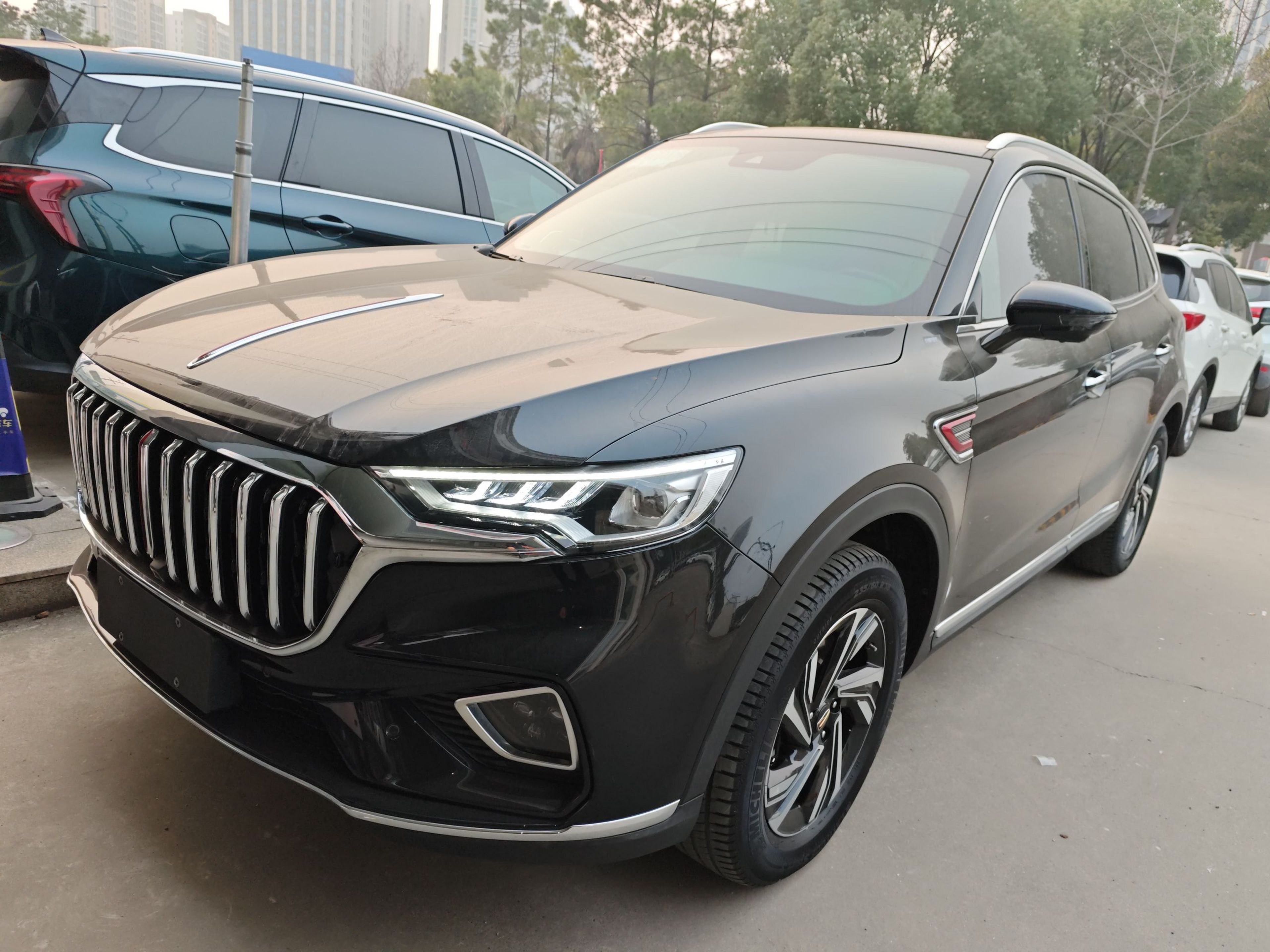 Под передней частью автомобиля