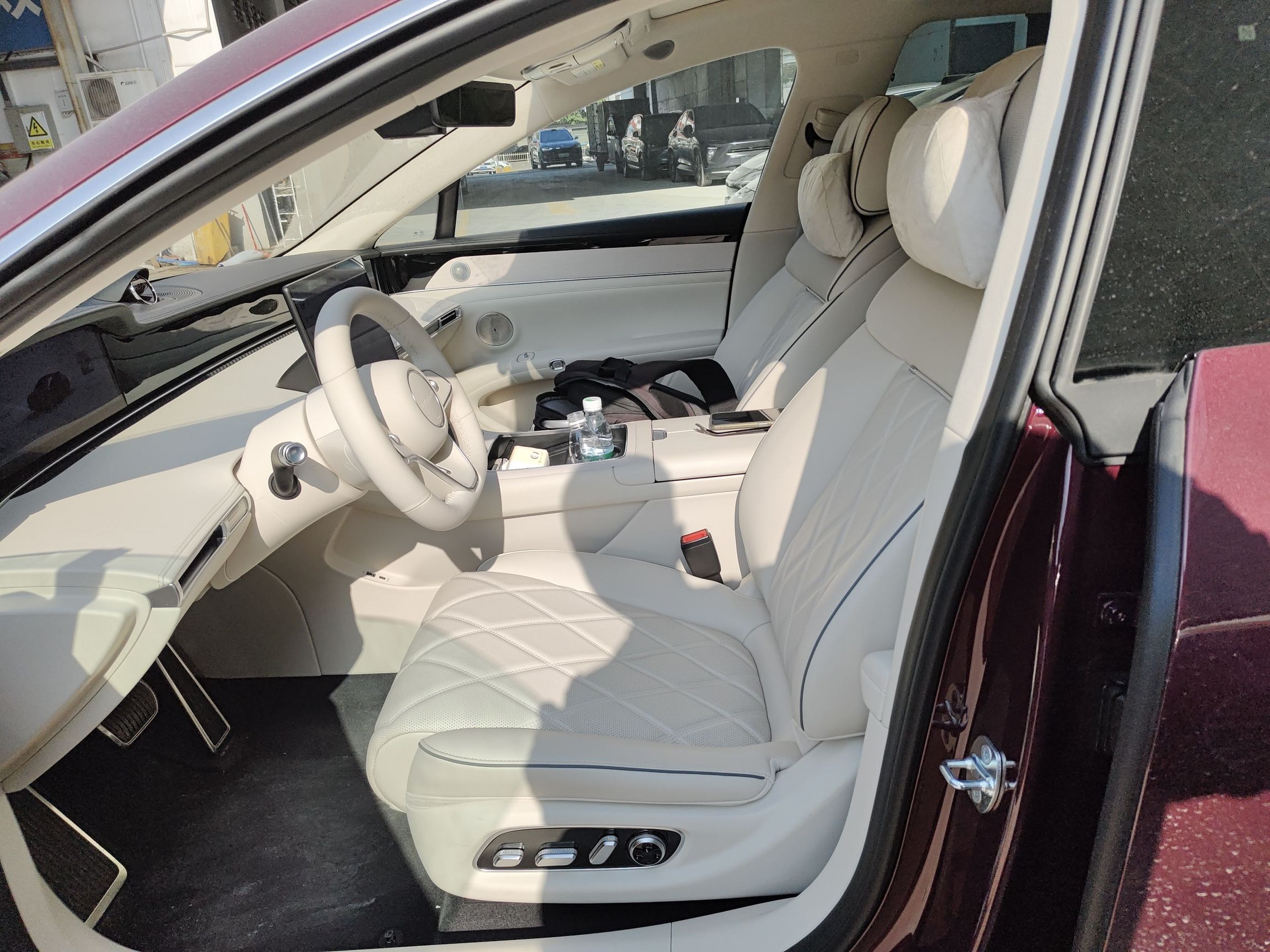 Переднее сиденье в автомобиле