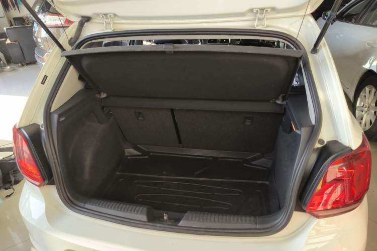 Used Volkswagen Polo 2016 1.6L Automatic Comfort Model
