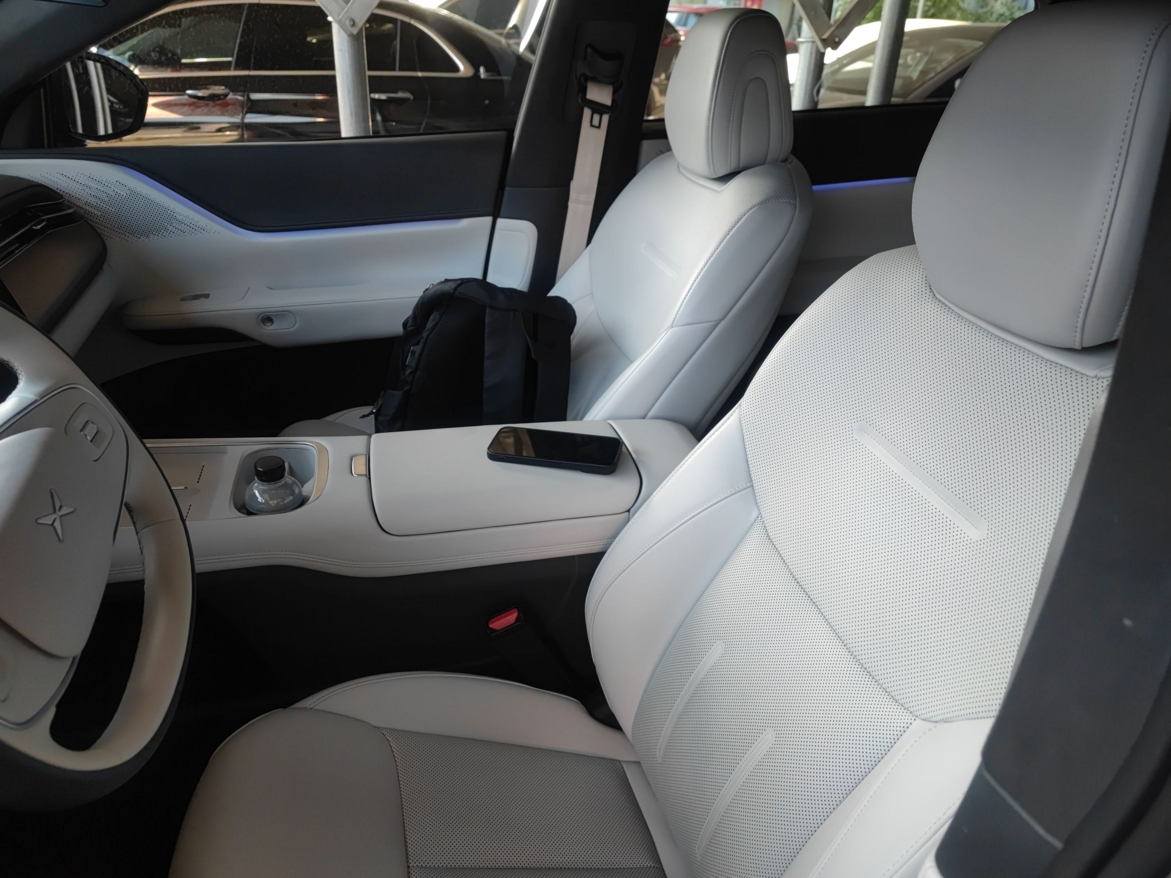 Переднее сиденье в автомобиле