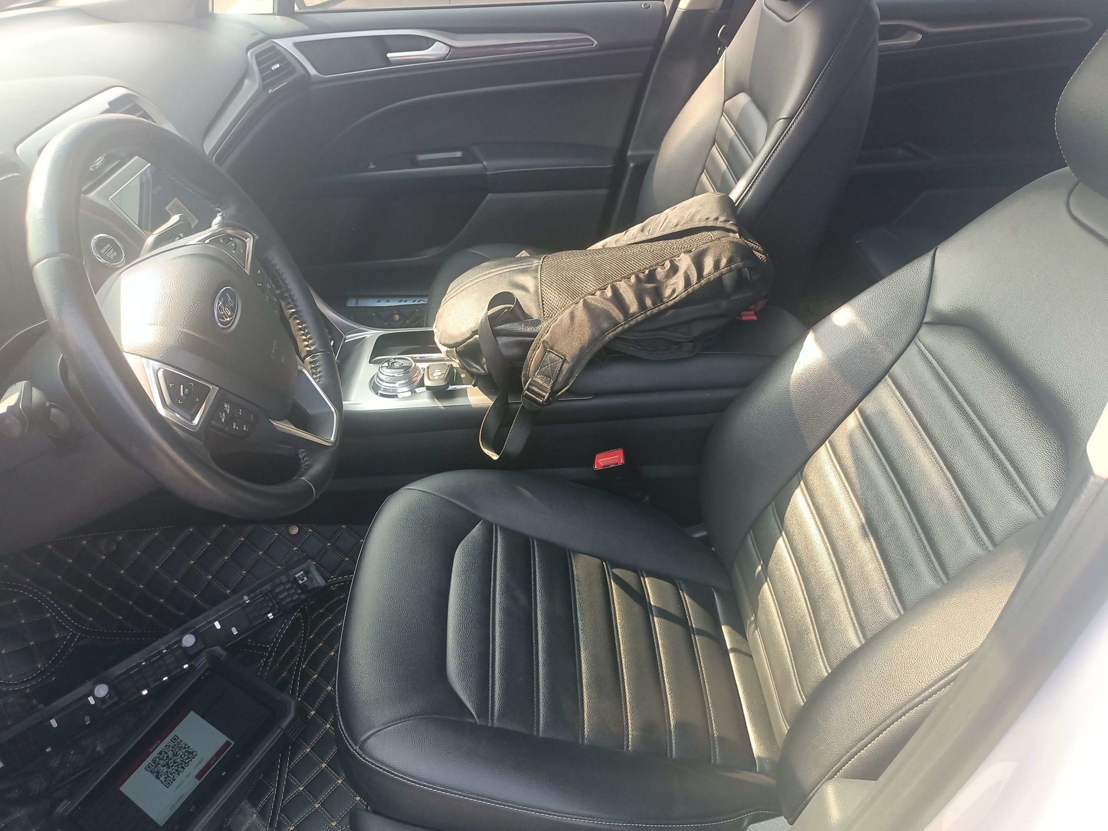 Переднее сиденье в автомобиле