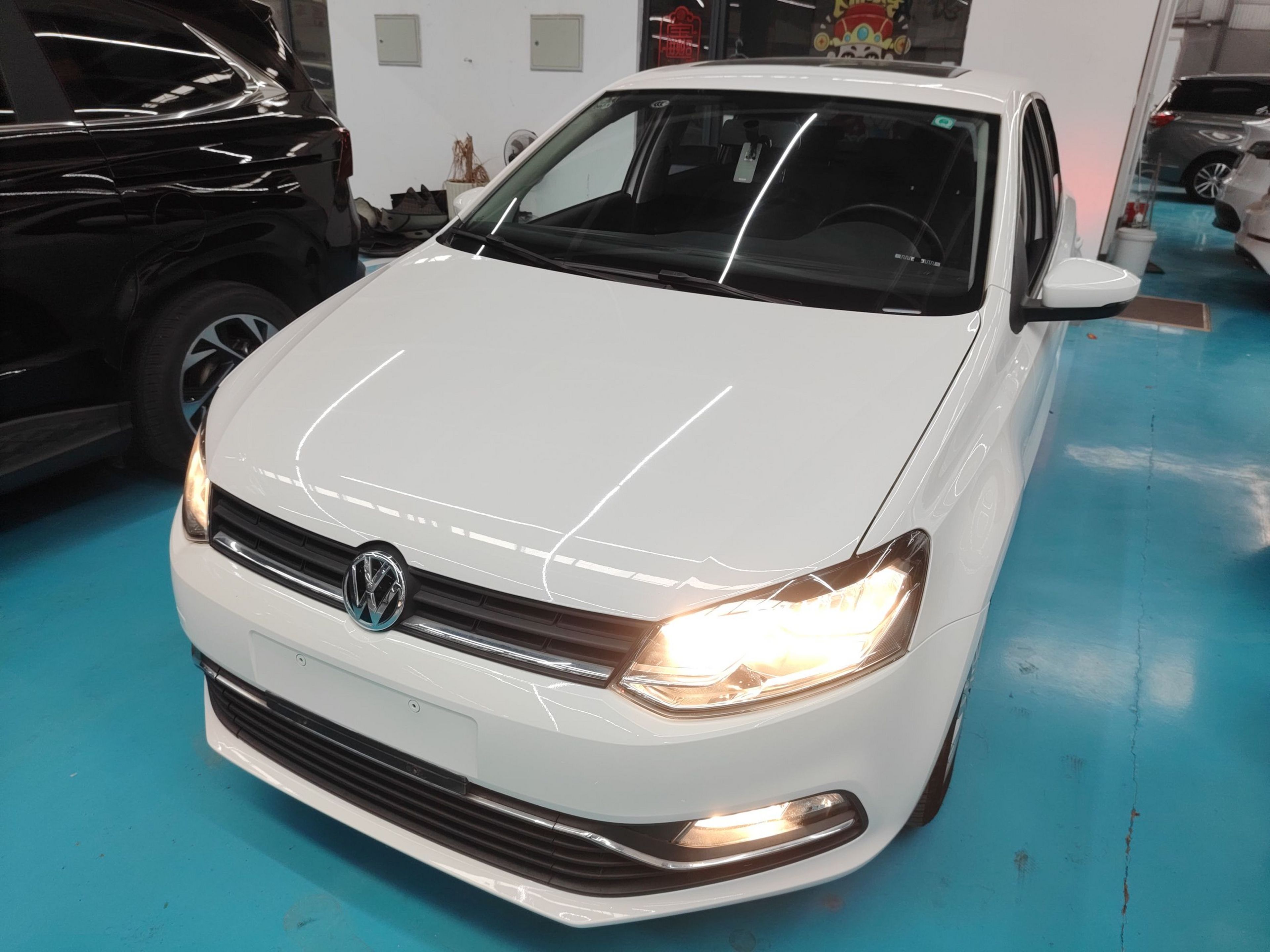 تحت مقدمة السيارة