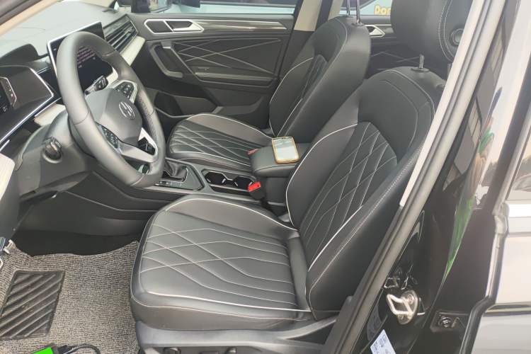 Used Volkswagen Tiguan L 2024 Outstanding Model 330TSI Automatic Two-Wheel Drive R-Line Dragon Glory Edition
